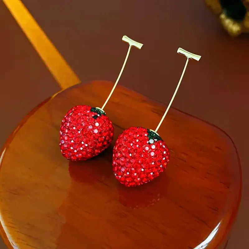 Sweet Strawberry Stud Earrings for Women Shiny Red Rhinestone Fruit Pendant Earrings Temperament Girl Party Wedding Jewelry